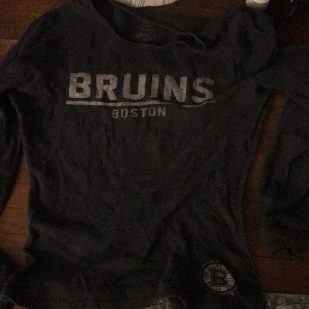 A bruins long sleeve t-shirt